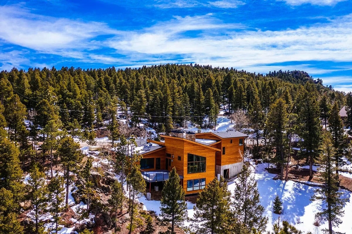 denver-colorado-modern-hillside-home-exterior-by-cillessen-construction-company-with-large-windows-and-wood-siding