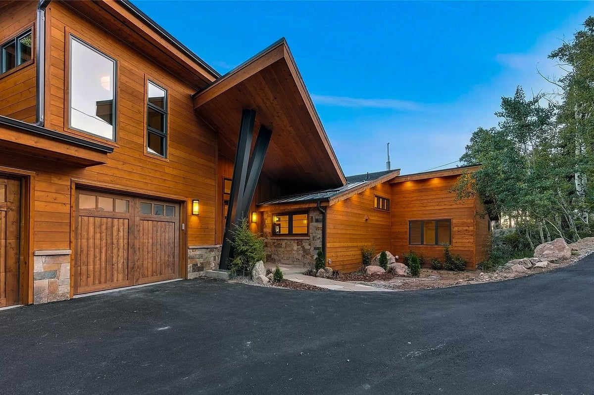 denver-colorado-modern-home-entry-by-cillessen-construction-company-with-wood-beams-stone-accents-and-covered-walkway