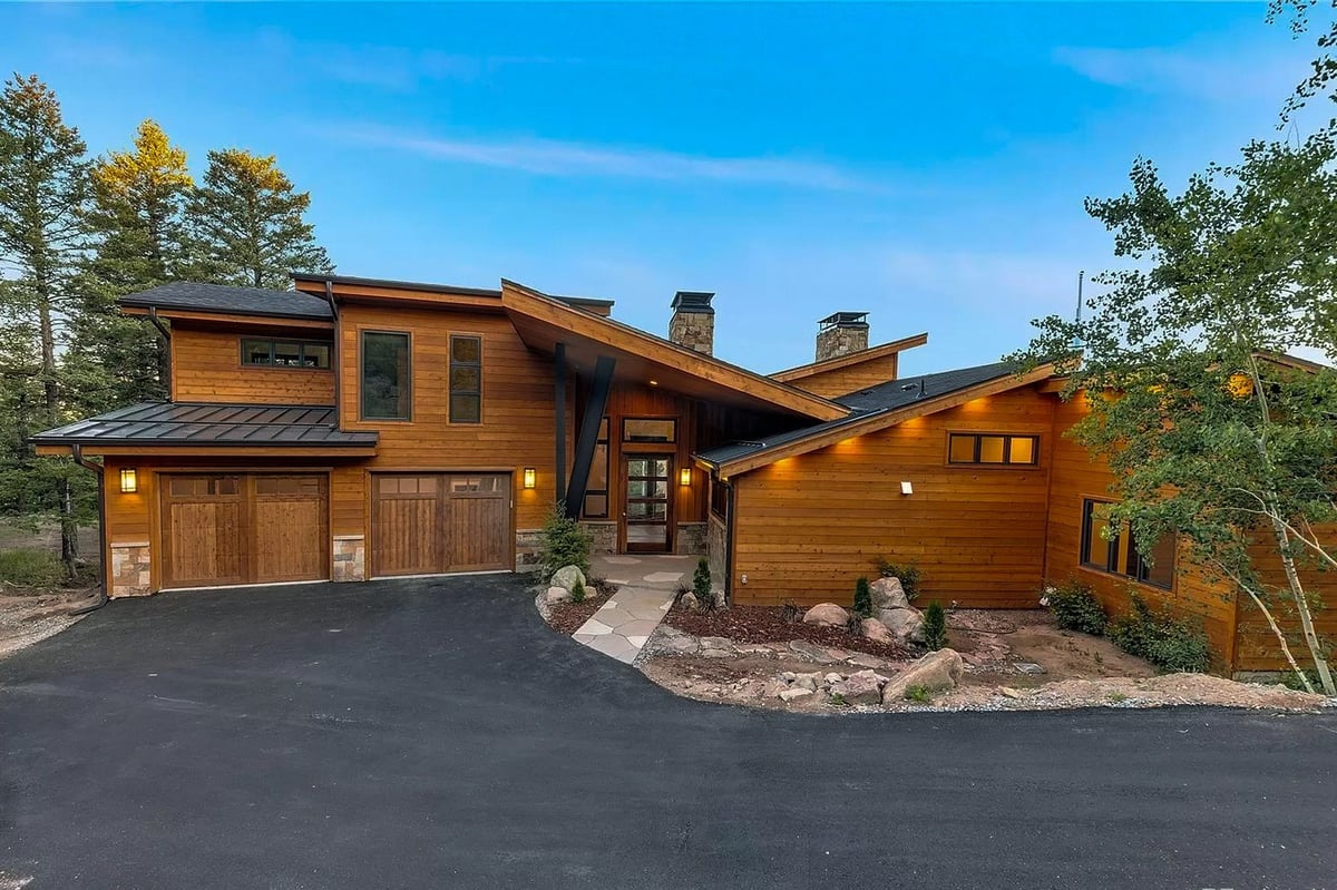 denver-colorado-mountain-home-by-cillessen-construction-company-with-expansive-valley-views-and-wood-exterior-design